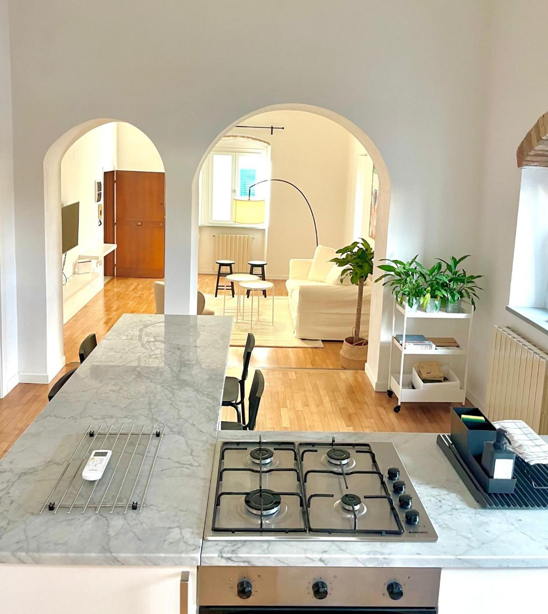 Susannas Lovely New Apartment Ливорно Экстерьер фото